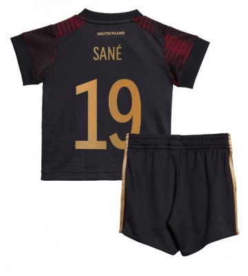 Tyskland Leroy Sane #19 babykläder Bortatröja barn VM 2022 Korta ärmar (+ Korta byxor)